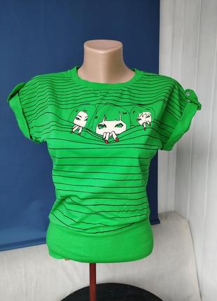 Женская базовая футболка зелёного цвета с принтом аниме 100% к...