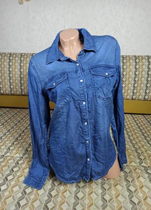Лёгкая джинсовая рубашка женская на кнопках.