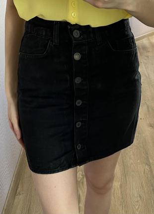 Черная джинсовая юбка на пуговицах