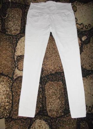 Белые джинсы для беременных.
