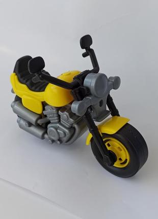 Пластиковый желтый мотоцикл