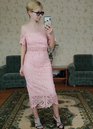 Нарядное платье из кружева розового цвета