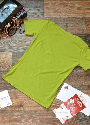 Трикотажная зеленая футболка с вырезом лодочкой