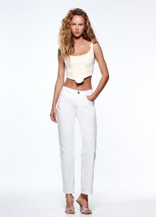 Zara джинсы мом белого цвета размер 44