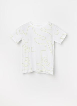 Белая футболка с буквами