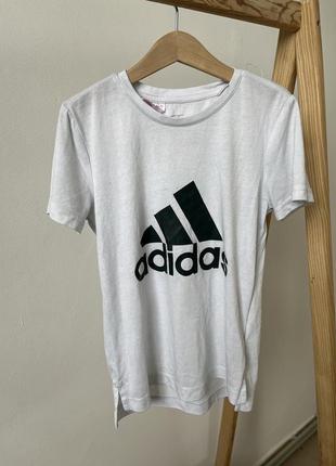 Белая футболка adidas для мальчика для девочки