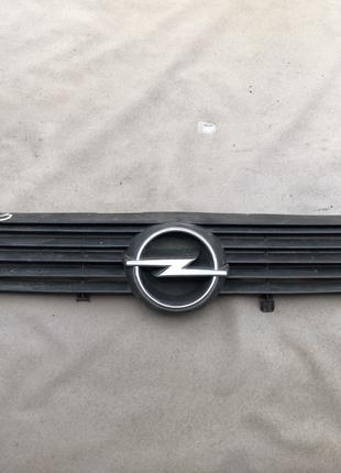 Радиаторная решетка Opel Vectra B 90505723 №13 є дифекти