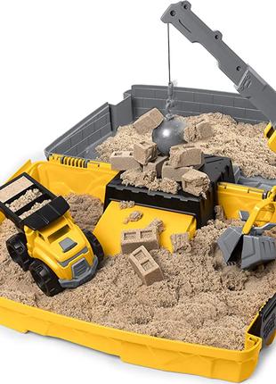 Кінетичний пісок, складна пісочниця з будівельною технікою.