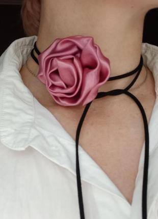 Трендовый чекер, цветок на шею, роза на шею