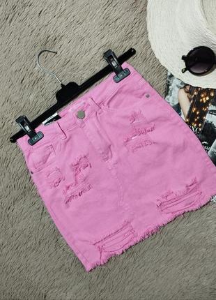 Крутая короткая рваная джинсовая розовая юбка с бахромой