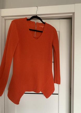Оранжевый свитер интересного дизайна