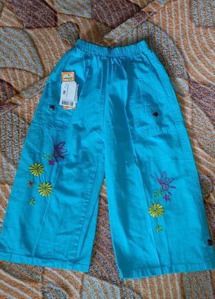 Голубые брюки, удлиненные шорты, с зелеными цветами