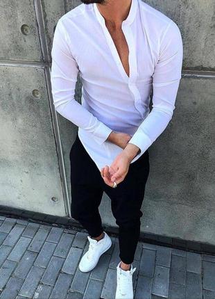 Белая мужская рубашка с застежками на бок