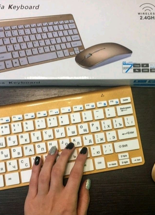 Беспроводная клавиатура и мышь Apple