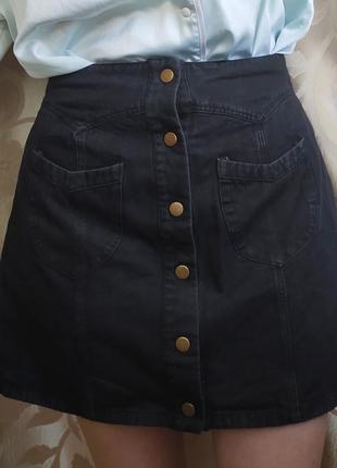 Трендовая юбка на кнопках с карманами чорная