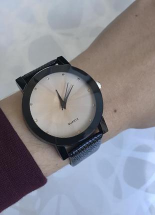 Женские черные наручные часы с интересным цифеблатом кожзам св...