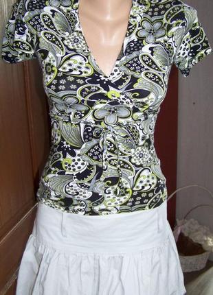 Летняя вискозная с эластаном цветочная футболка-блузка с запах...