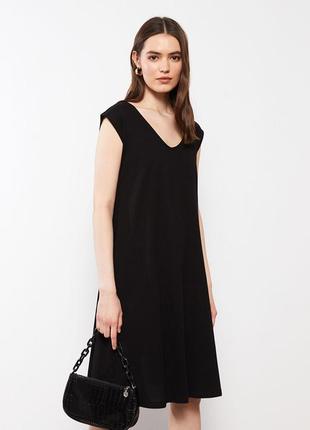 Базовое черное платье с v-образным вырезом