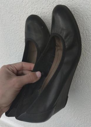 Кожаные туфли на танкетке tamaris