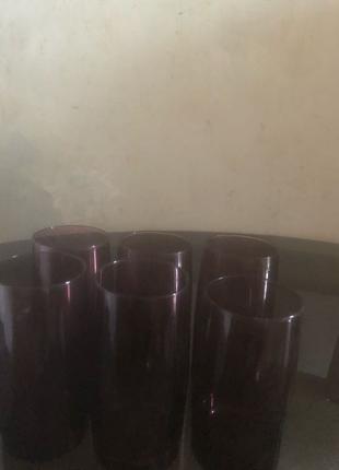 шесть стаканов из толстого фиолетового стекла
