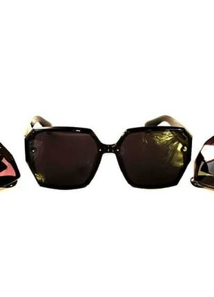 Жіночі сонцезахисні окуляри Yves Saint Laurent.