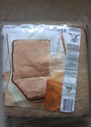 Новая шерстяная подушка на кресло
