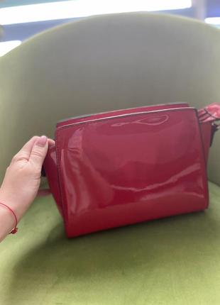 Красная лакированная сумка