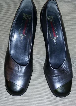 Отличные кожаные туфли medicus размер 40 (26.2см) полнота g
