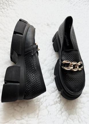 Кожаные черные туфли лоферы перфорация с цепью