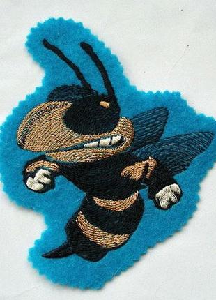 Нашивка на одежду пчела
