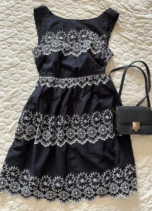 Гарне плаття в чорному кольорі з мереживом