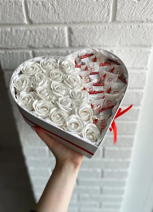 Подарок с розами и сладостями для девушки, жены, подруги