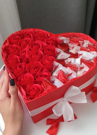 Подарок из роз, конфет Любимов и Раффаэлло для девочки