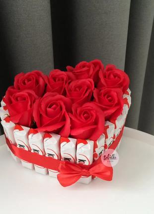 Подарочный набор из конфет "Торт из киндеров и красных роз"