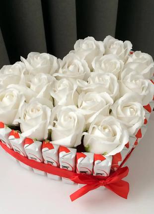 Подарочный набор Торт с киндерами и белыми розами жене, маме