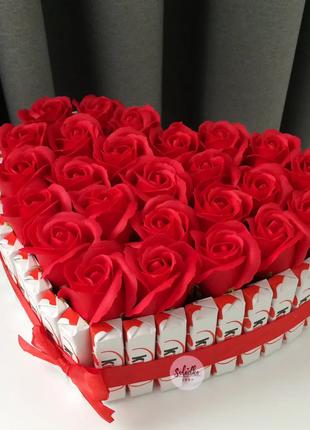 Подарок, торт с киндерами и красными розами на праздник любимой