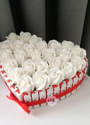 Подарок, торт с киндерами и белыми розами на праздник любимой