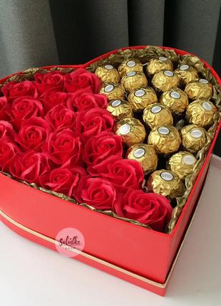 Подарок любимой на годовщину с красными розами и конфетами