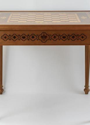 Шахматный стол из дерева с шахматами.