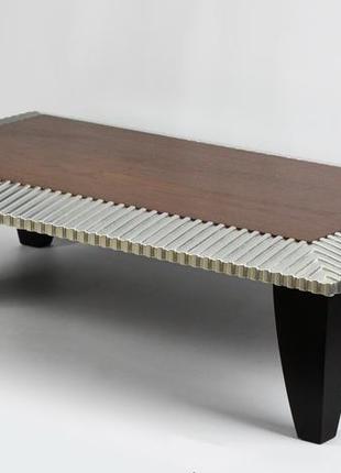 Дизайнерский кофейный столик из дерева из измельчения.