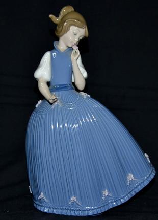 Фарфоровая статуэтка lladro «Девушка в платье"