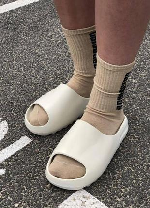 Новые шлепанцы yeezy slide белые бежевые легкие массивные на п...