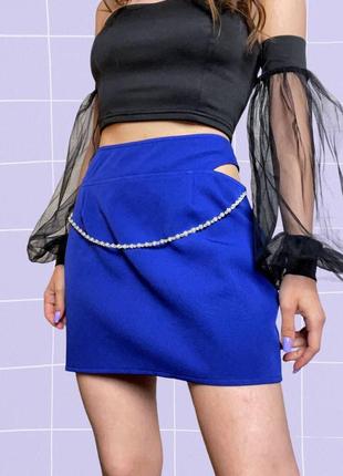 Короткая синяя мини юбка с вырезами и цепью