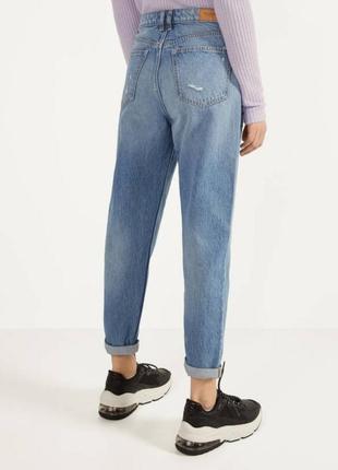 Джинси mom bershka блакитного кольору