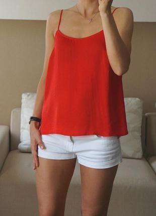 Очень красивая и стильная брендовая блузка-маечка красного цвета.
