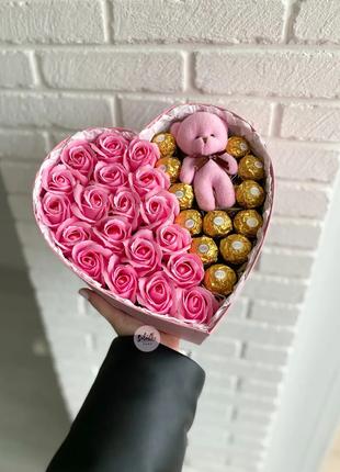 Подарунок для коханої з ведмедиком, трояндами та цукерками