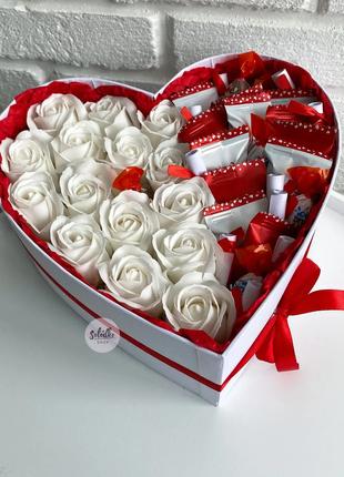 Подарочный бокс с розами и конфетами Любимов для девушки