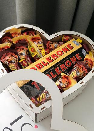 Подарок с конфетами Lion и Toblerone для любимого