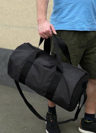 Спортивна сумка чорна з плечовим ременем унісекс