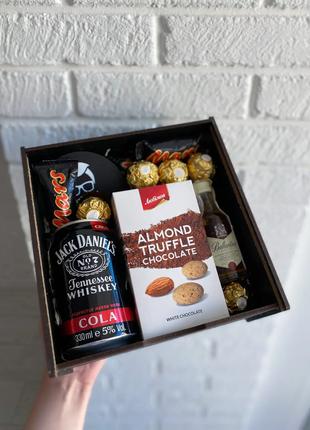 Подарок в деревянной коробке Jack Daniels со сладостями